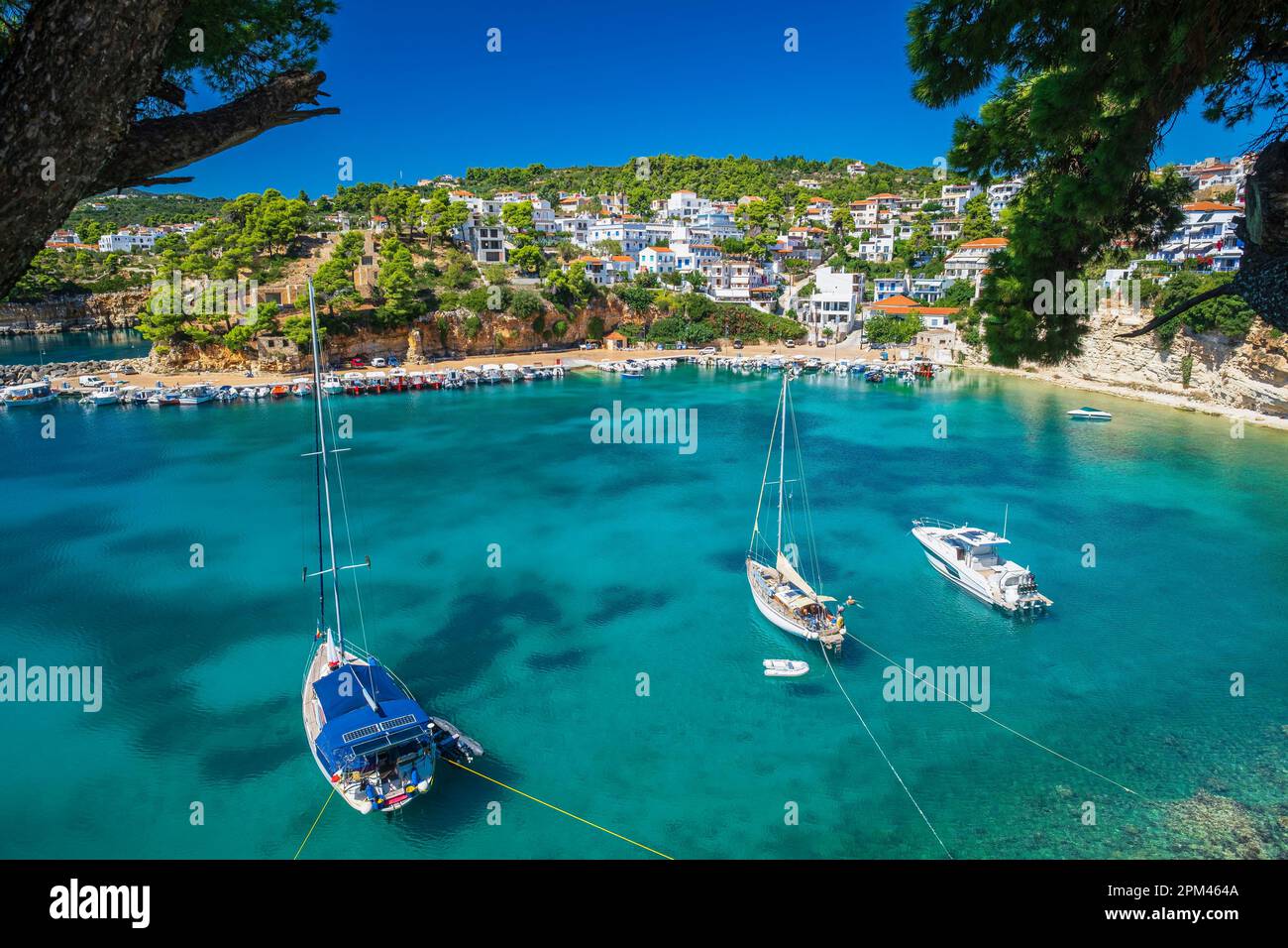Grecia, el archipiélago de las Espóradas, la isla de Alonissos, el pequeño  puerto de Votsi Fotografía de stock - Alamy