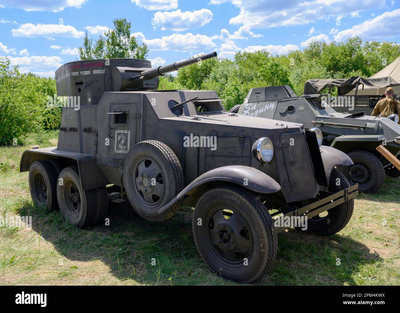 Vehículos de combate de la Unión Soviética durante la Segunda Guerra Mundial  con la inscripción 'Para la Patria' en un claro de bosque Fotografía de  stock - Alamy