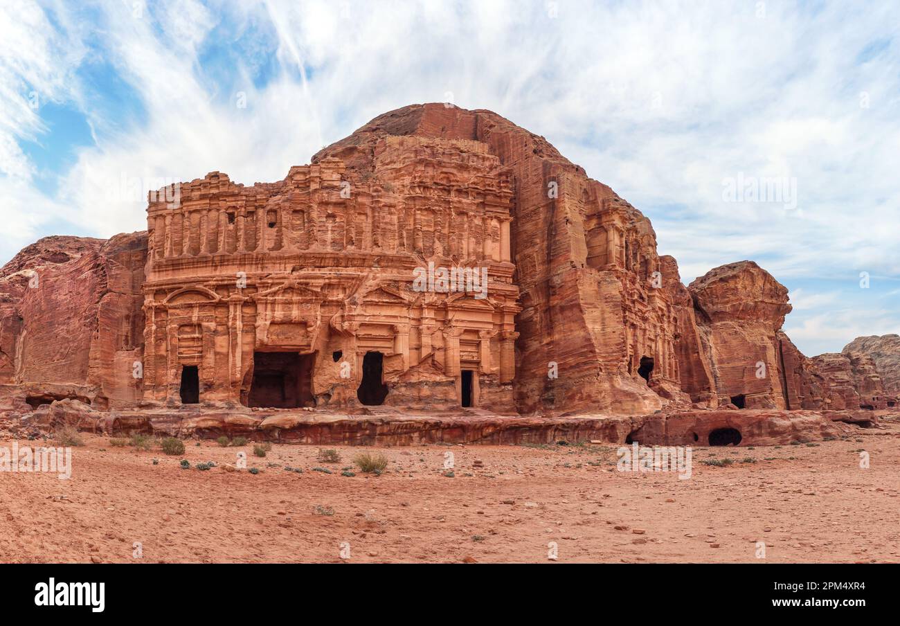 Tumba del palacio fachada tallada en la pared de montaña en el desierto de la antigua ciudad Tumba del palacio fachada tallada en la pared de montaña en el desierto de la antigua ciudad