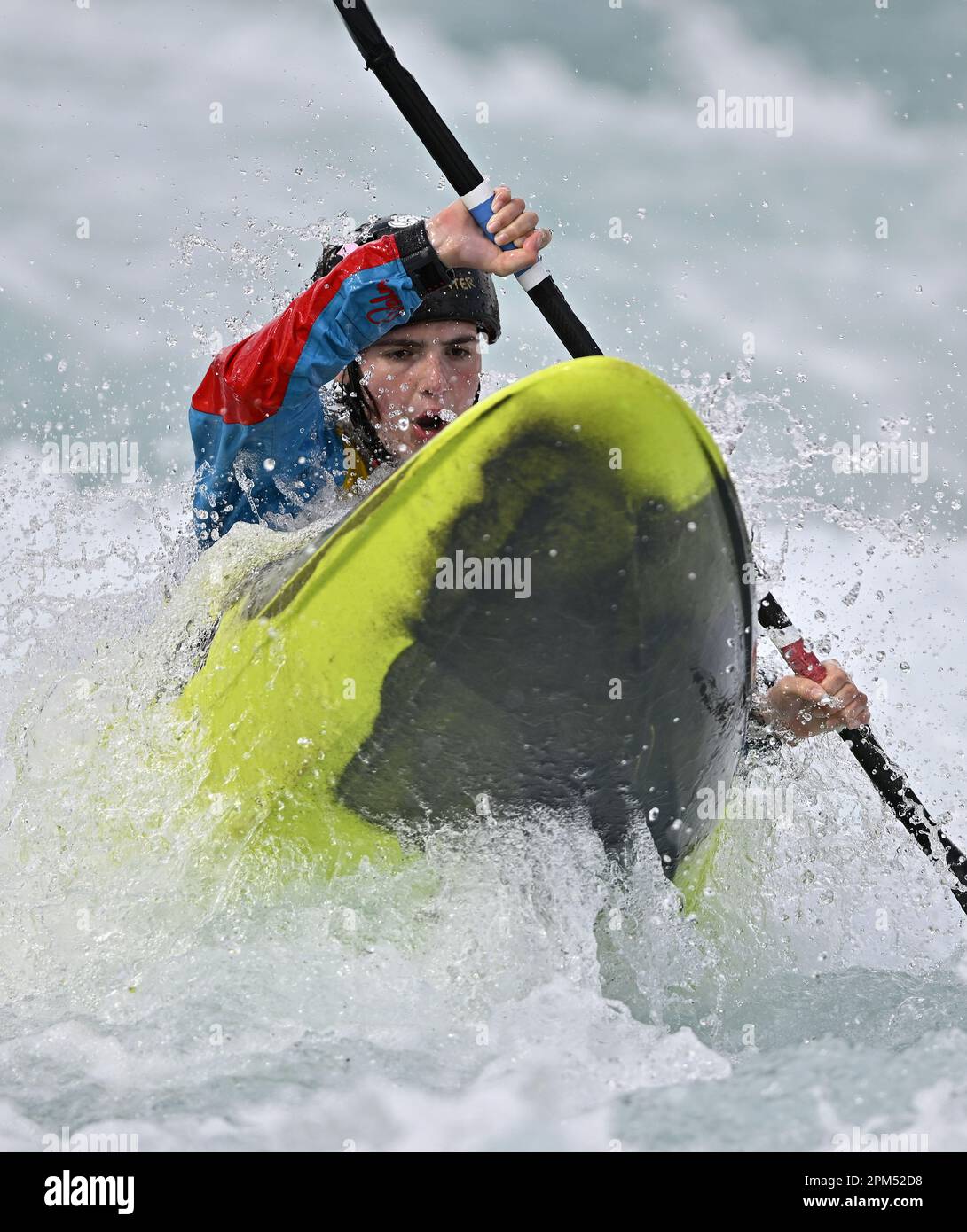 Waltham Cross. Reino Unido. 10 de abril de 2023. British Canoeing GB  selección de carreras. Lee Valley White Water Centre. Waltham Cross. Sadie  Sterry en el kayak cross femenino durante las carreras