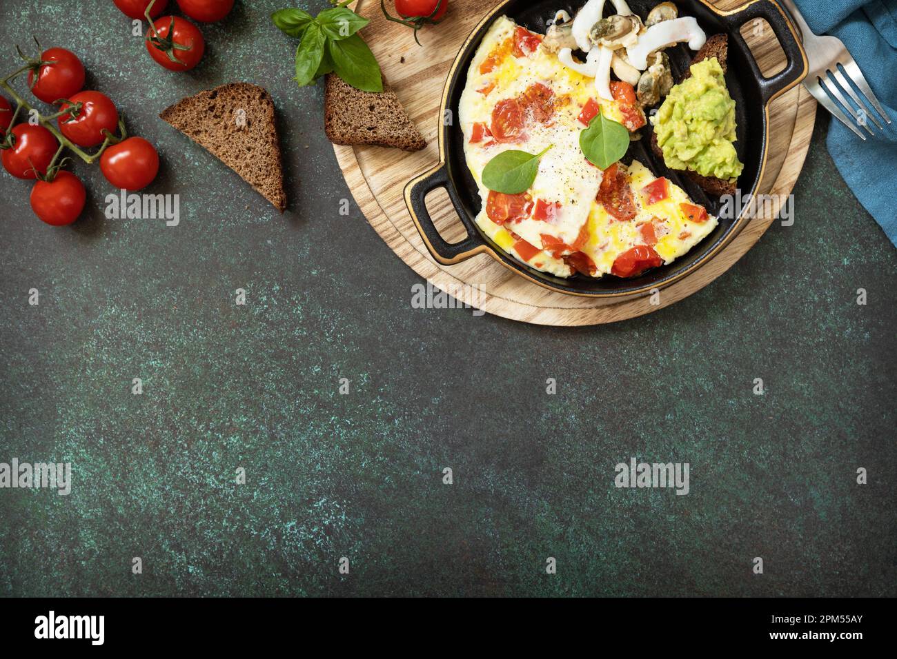 Omelette o tortilla con pimientos dulces y tomates, tosta pan con aguacate  y mariscos salados. Saludable dieta cetogénica bajo en carbohidratos  desayuno. Vista desde arriba Fotografía de stock - Alamy