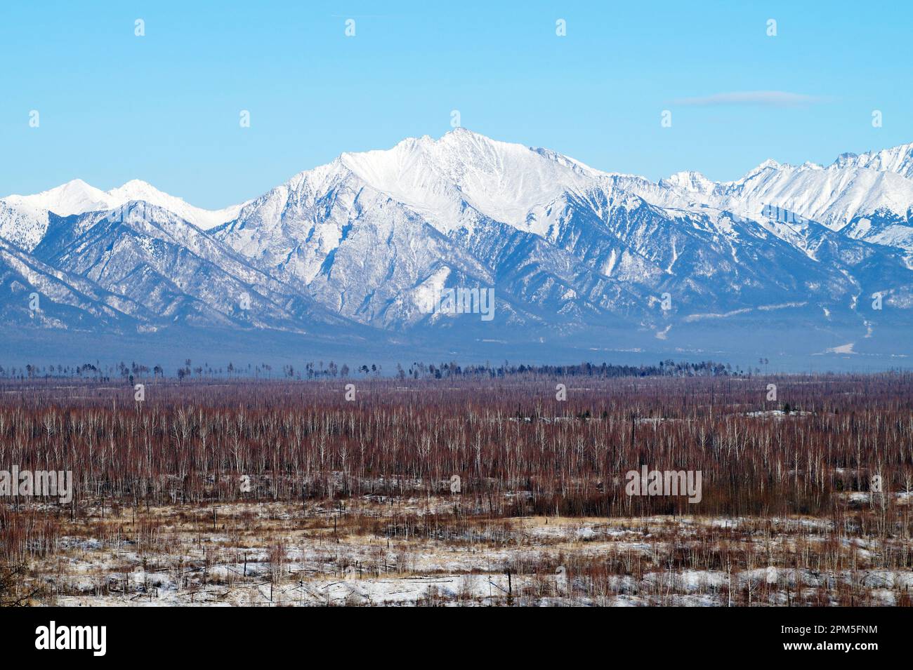 Vista de las montañas del este de Sayan en un día claro Foto de stock