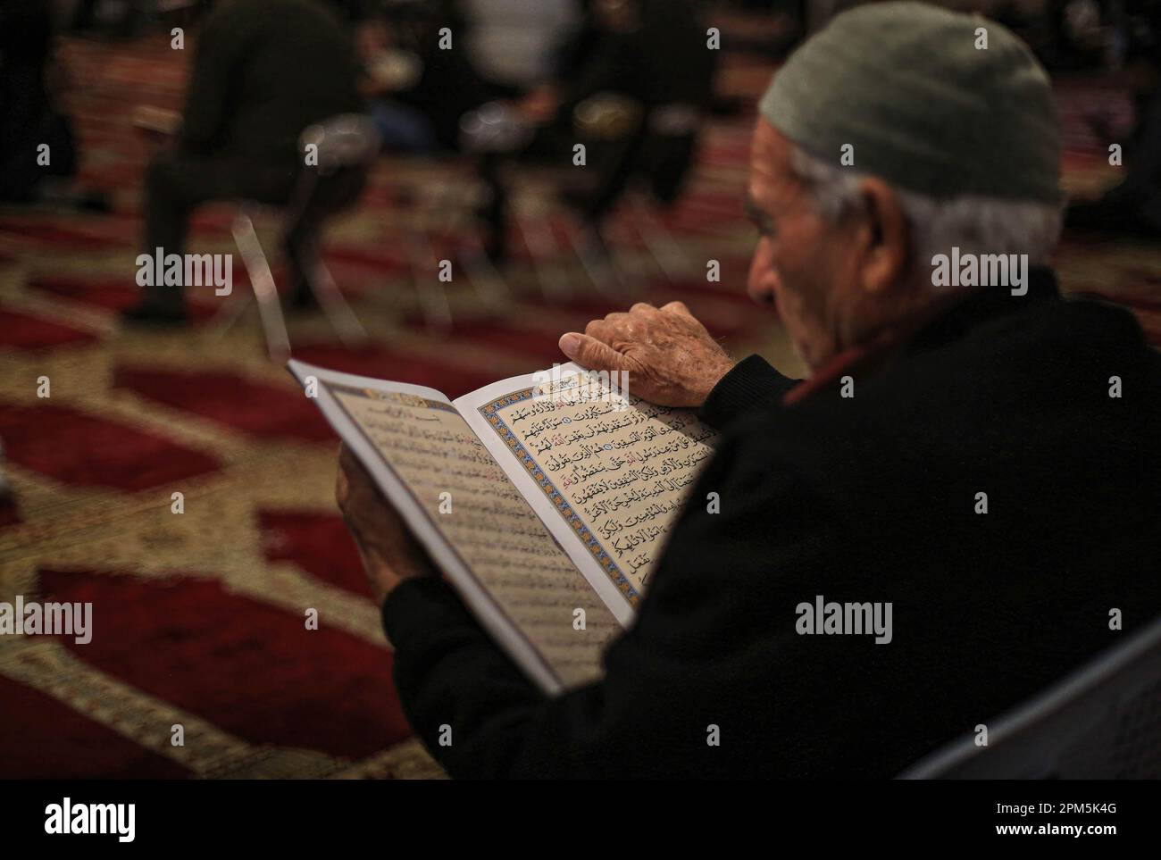 Un Musulm n Lee El Cor n En La Mezquita De Al Aqsa Durante Los ltimos un-musulm-n-lee-el-cor-n-en-la-mezquita-de-al-aqsa-durante-los-ltimos