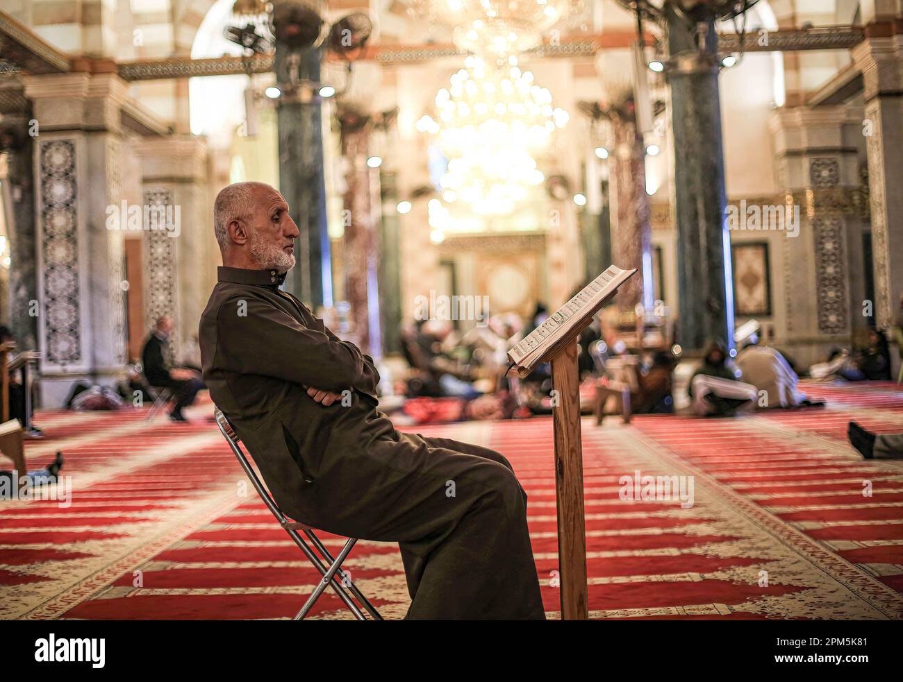 Un Musulm n Lee El Cor n En La Mezquita De Al Aqsa Durante Los ltimos un-musulm-n-lee-el-cor-n-en-la-mezquita-de-al-aqsa-durante-los-ltimos
