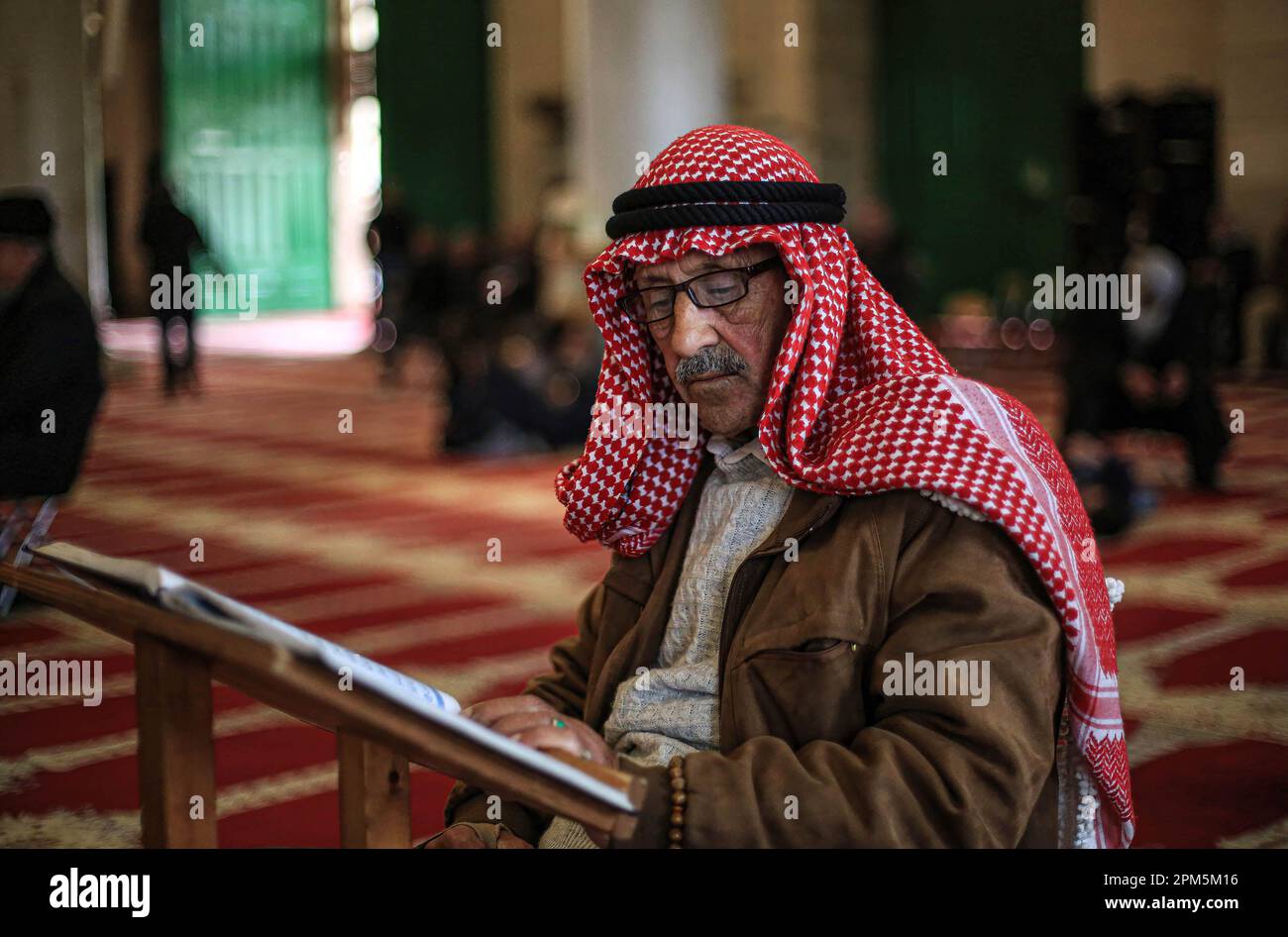 Un Musulm n Lee El Cor n En La Mezquita De Al Aqsa Durante Los ltimos un-musulm-n-lee-el-cor-n-en-la-mezquita-de-al-aqsa-durante-los-ltimos