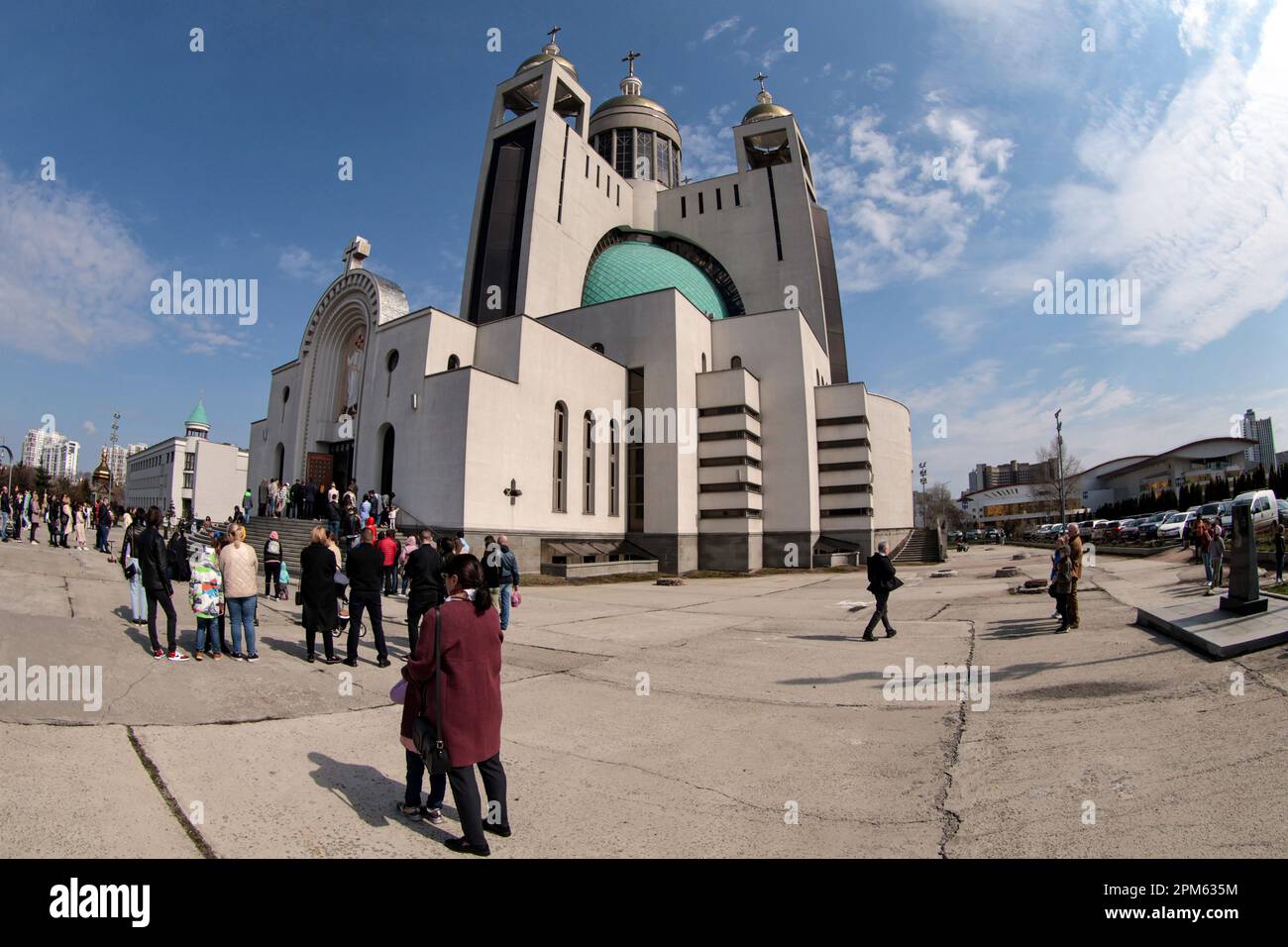 KYIV, UCRANIA 09 DE ABRIL de 2023 La gente se encuentra frente a la