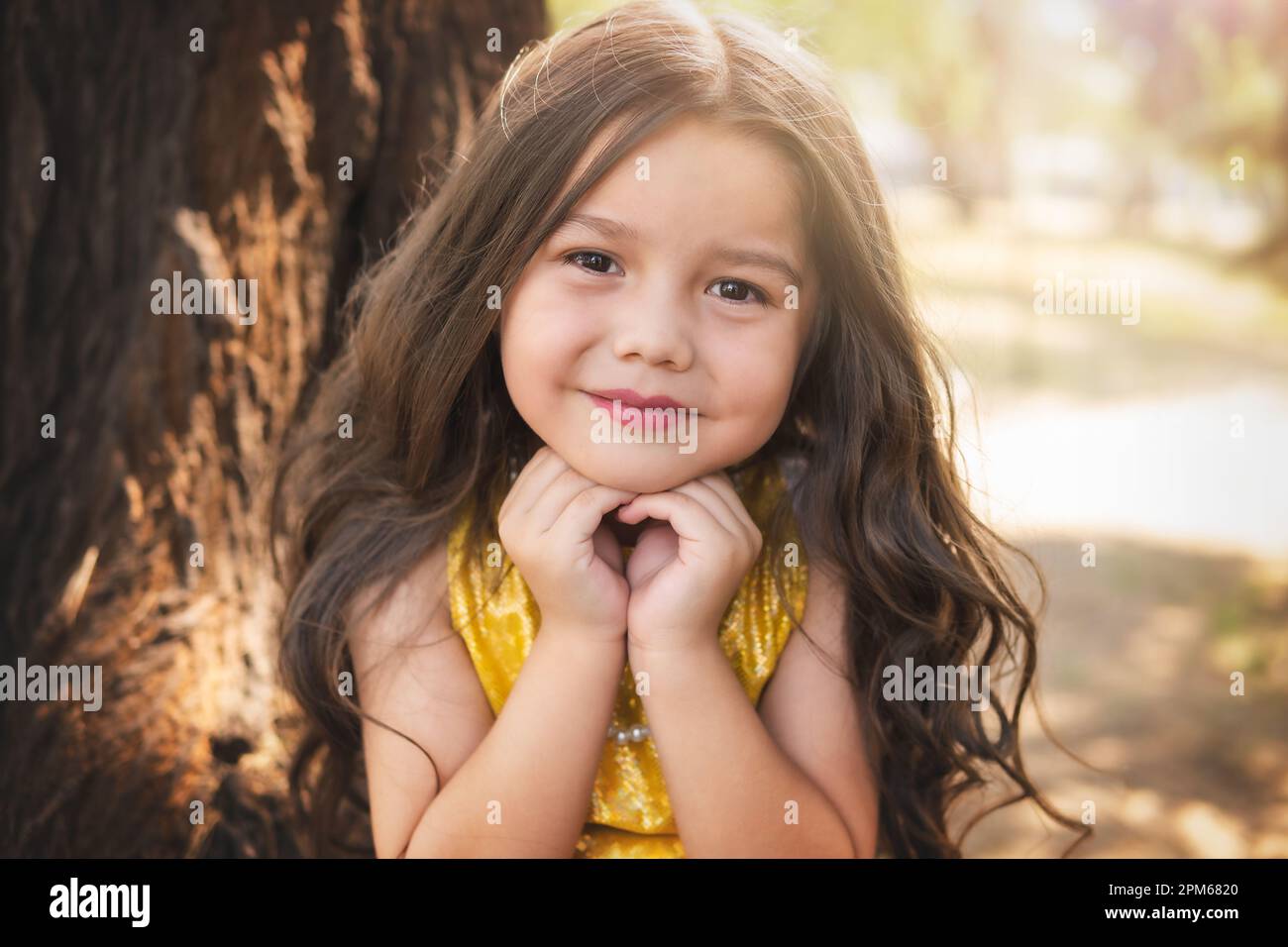 Expresión feliz de una niña, hermosa chica rubia sonriendo, tema del día de los niños. Foto de stock
