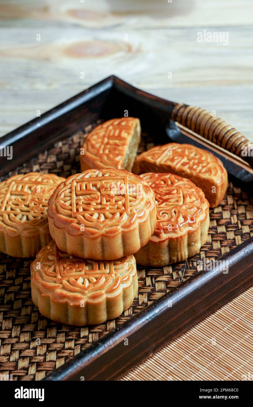 Mooncake para el Festival de mediados de otoño, concepto de comida china festiva tradicional en una bandeja de madera asiática Foto de stock