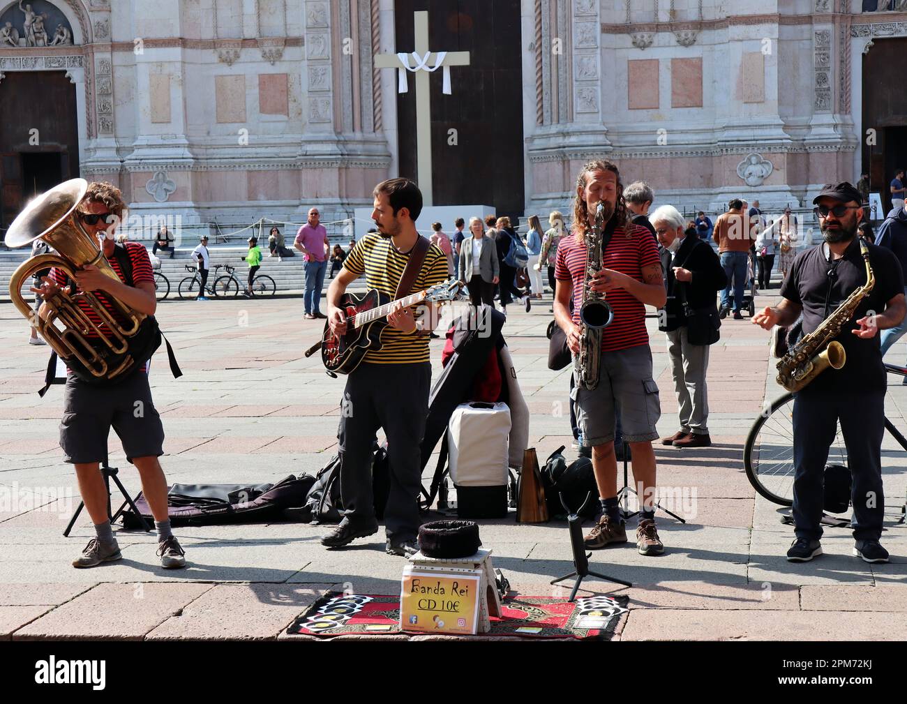Bolonia Italia 16 de abril de 2022 Artistas callejeros tocando