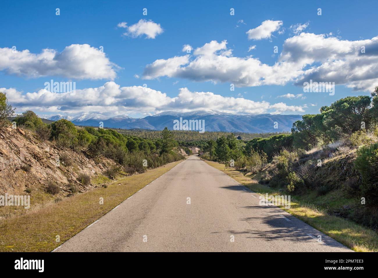 Carretera local CC-168 en Granadilla afueras, España. Carretera de gran valor escénico. Foto de stock
