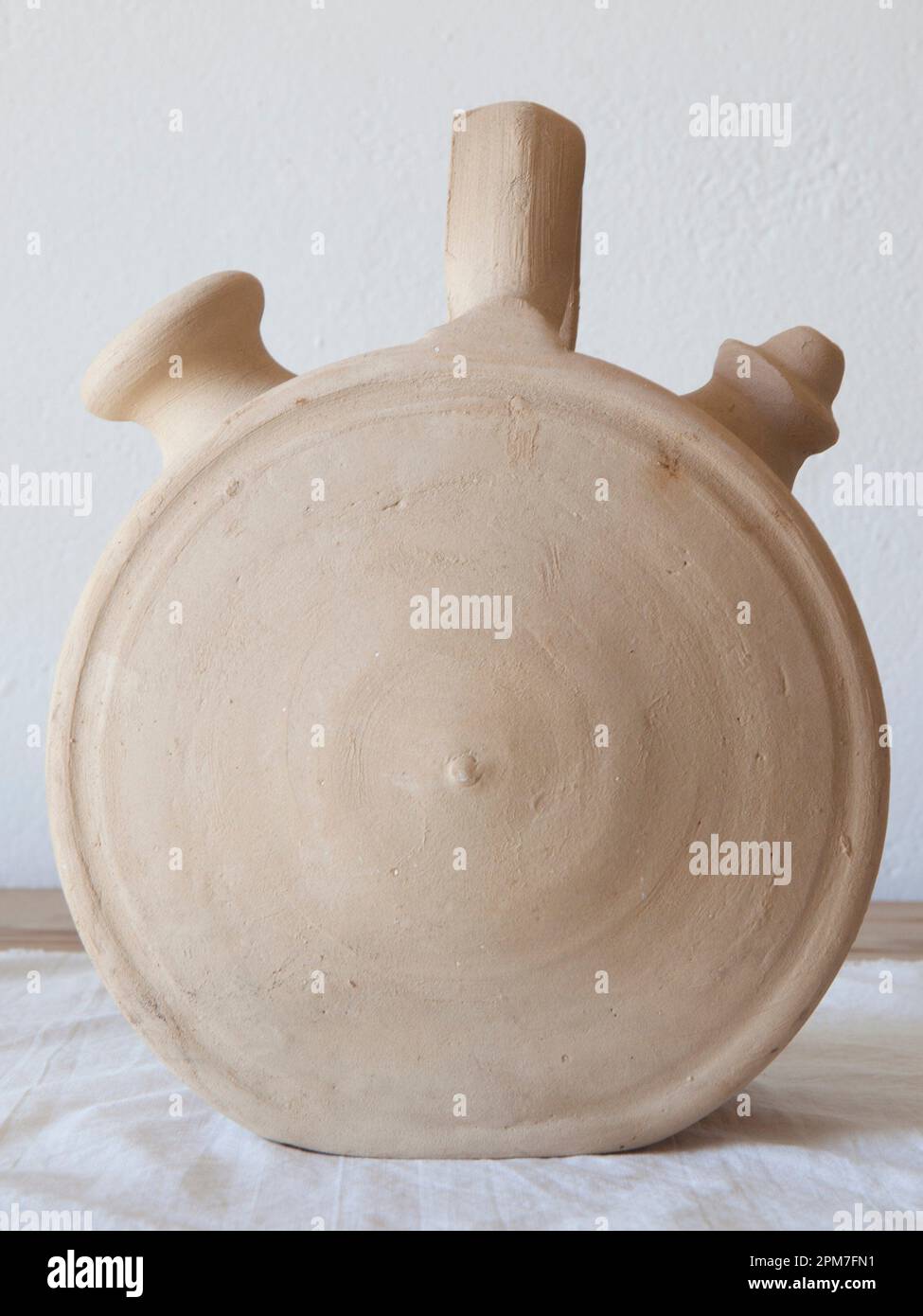 Botijo de barro blanco, jarra tradicional de barro para mantener el agua fresca. Forma circular. Foto de stock