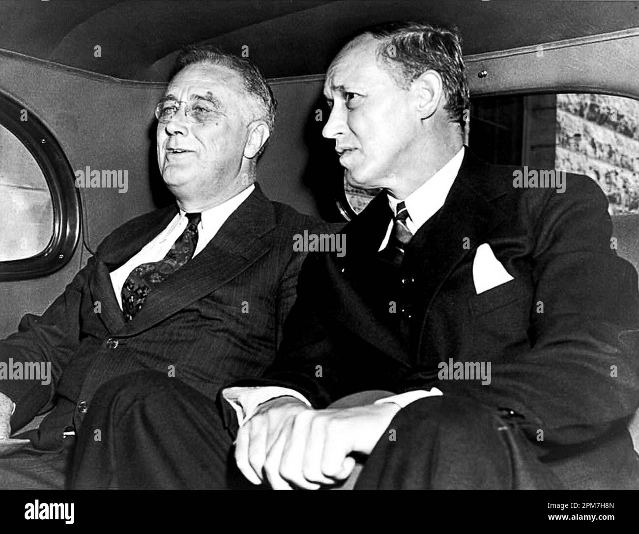 El presidente Franklin D. Roosevelt con su asesor político, Harry Hopkins (1890-1946) en 1938. Era tan esencial para Roosevelt que vivía en el Foto de stock