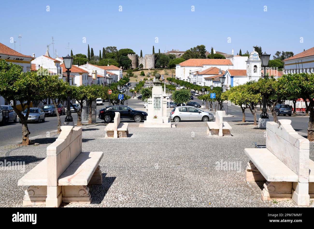 Vila Viçosa, bulevar con castillo en la parte inferior. Évora, Alentejo, Portugal. Foto de stock
