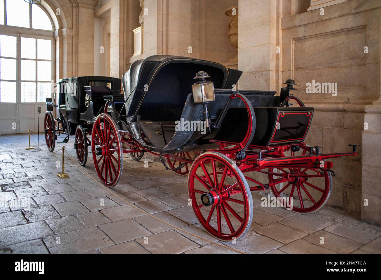 Carruaje real dentro del Palacio Real de Aranjuez. Aranjuez, Comunidad de Madrid, España. El Palacio Real de Aranjuez es una de las residencias de TH Foto de stock