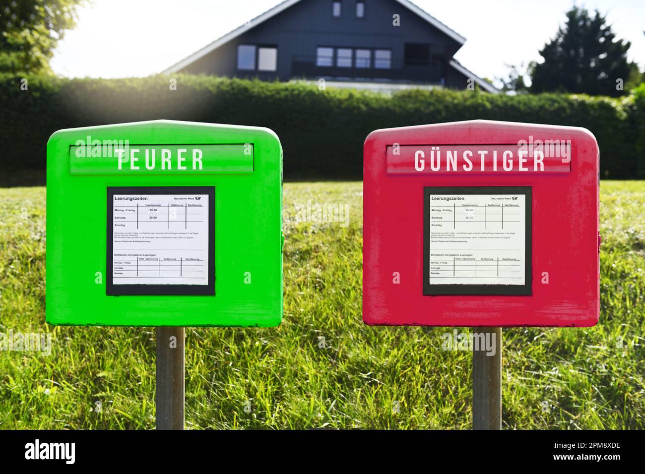 FOTOMONTAGE, Grüner und roter Briefkasten mit Aufschrift teurer und günstiger, Symbolfoto für eine Zwei-Klassen-Briefzustellung Foto de stock