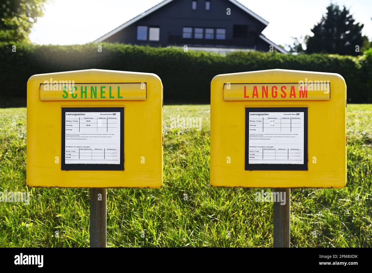 FOTOMONTAGE, Zwei Briefkästen mit Aufschrift schnell und langsam, Symbolfoto für eine Zwei-Klassen-Briefzustellung Foto de stock