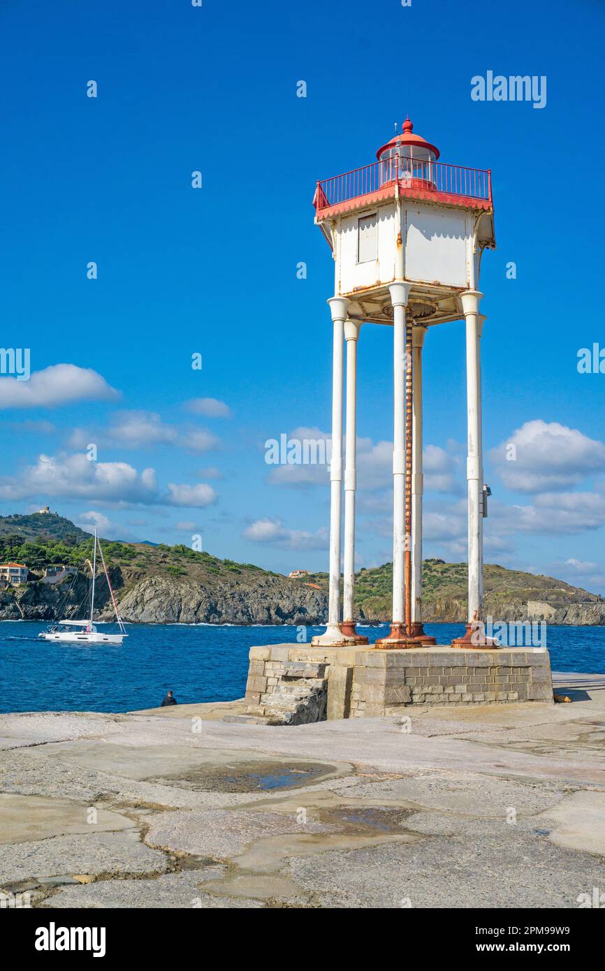 Antiguo faro de hierro en la entrada del puerto de Port Vendres, Pirineos Orientales, Languedoc-Rosellón, Sur de Francia, Francia, Europa Foto de stock