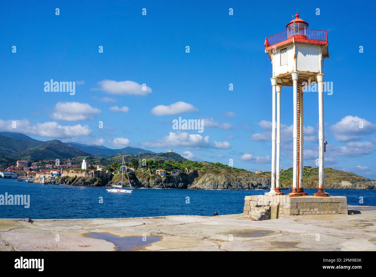 Antiguo faro de hierro en la entrada del puerto de Port Vendres, Pirineos Orientales, Languedoc-Rosellón, Sur de Francia, Francia, Europa Foto de stock