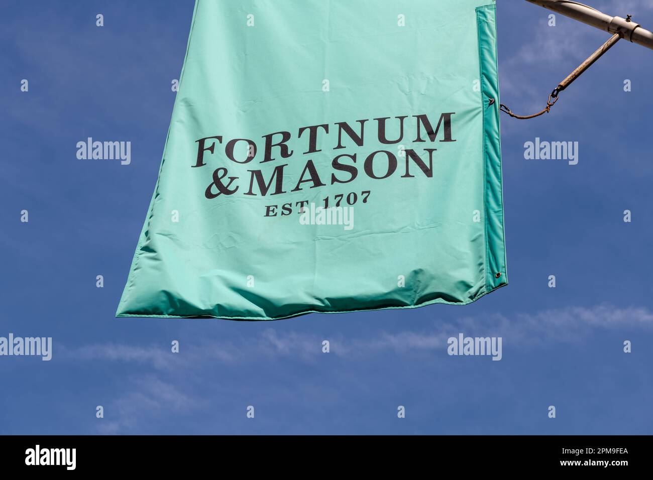 Londres. REINO UNIDO: 04.09.2023. El cartel con el nombre en la fachada de los famosos grandes almacenes de lujo Fortnum y Mason en Piccadilly. Foto de stock