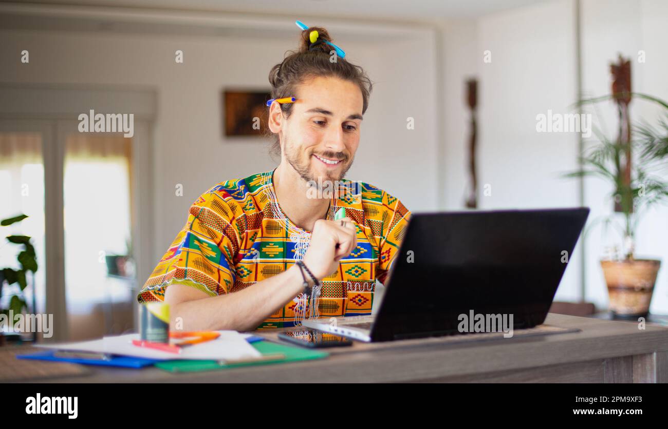 Estudiante de pelo largo trabaja desde casa Foto de stock