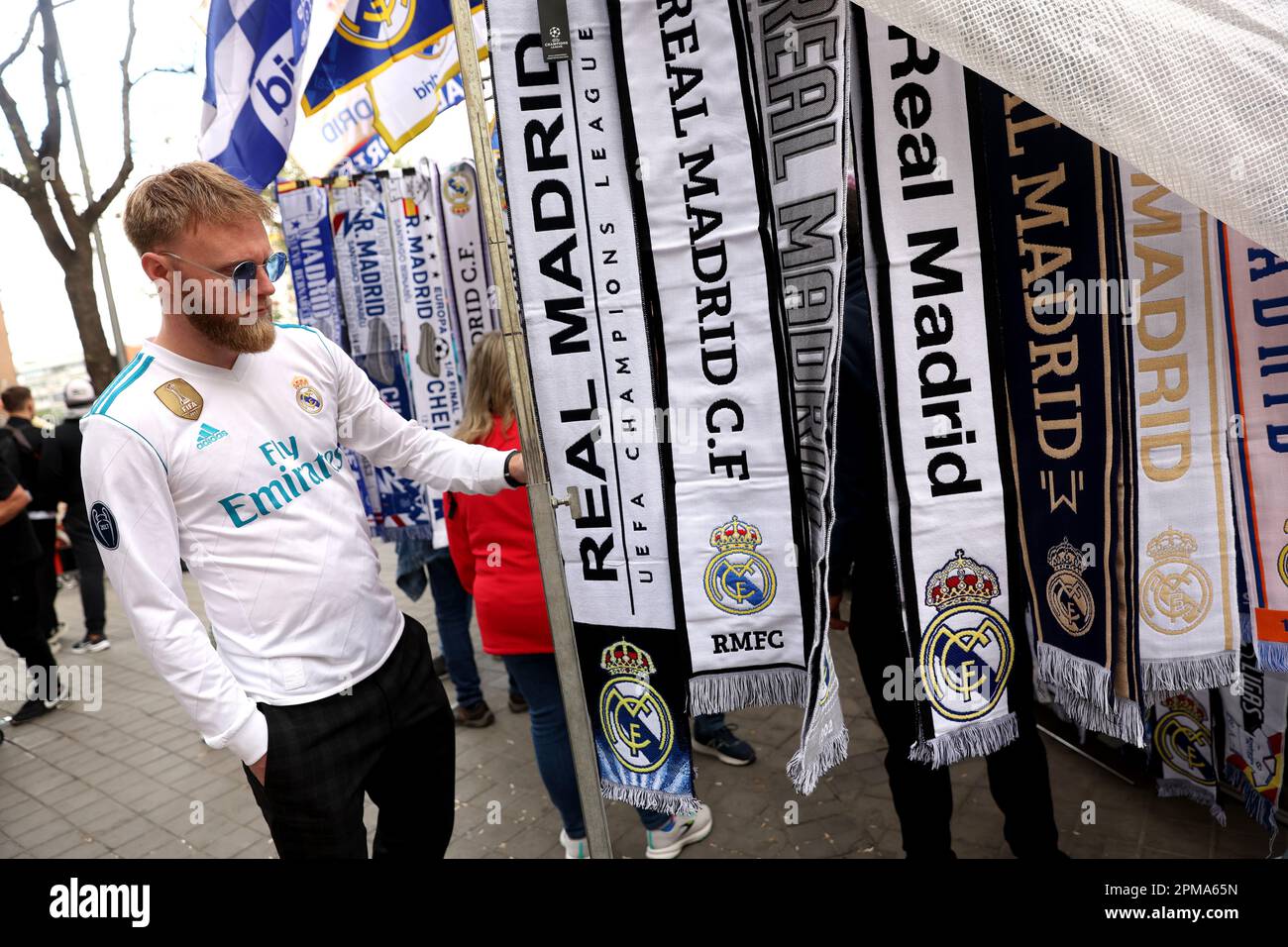 Bufandas del Real Madrid a la venta fuera del terreno antes del partido de  ida de cuartos de final de la UEFA Champions League en el estadio Santiago  Bernabéu de Madrid, España.