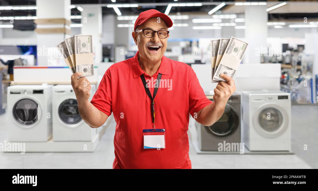 Aturdir Cortar Preservativo Gerente de tienda maduro sosteniendo dinero y sonriendo dentro de una tienda de electrodomésticos Fotografía de stock - Alamy Aturdir Cortar Preservativo Gerente de tienda maduro sosteniendo dinero y sonriendo dentro de una tienda de electrodomésticos Fotografía de stock - Alamy