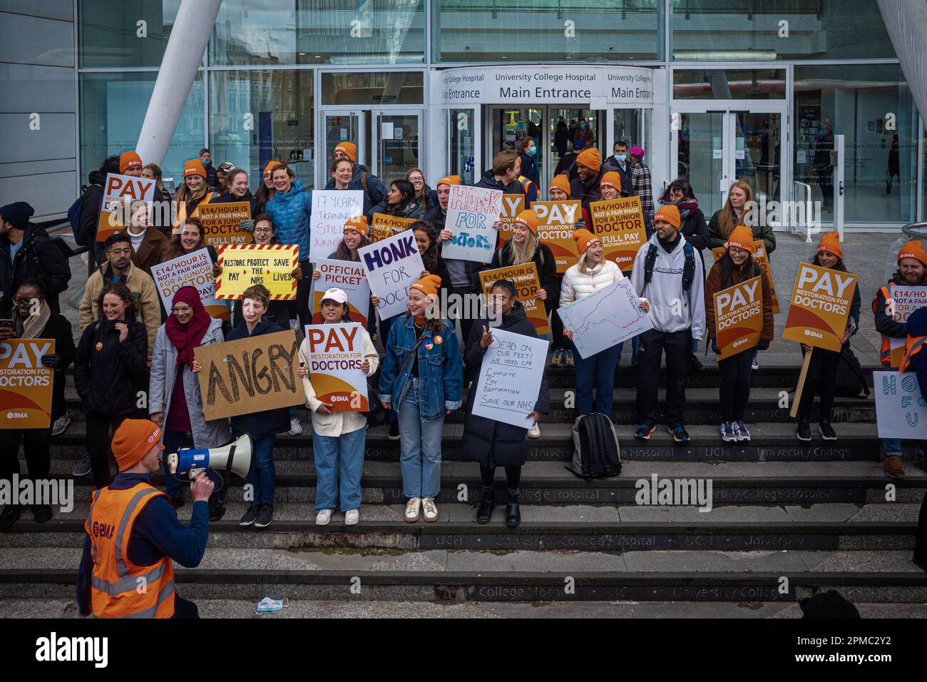 Los médicos junior se declaran en huelga por un aumento salarial. Médicos jóvenes en huelga en las afueras del UCH University College Hospital, en el centro de Londres. Foto de stock