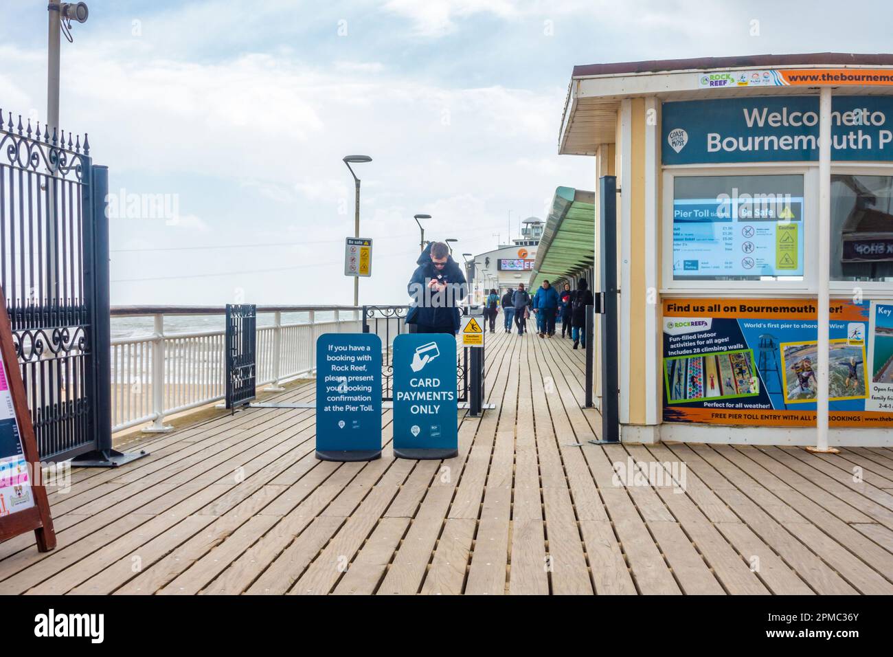 Se paga una tarifa y el pago se realiza con tarjeta para caminar por el muelle de Bournemouth en Dorset, Reino Unido Foto de stock
