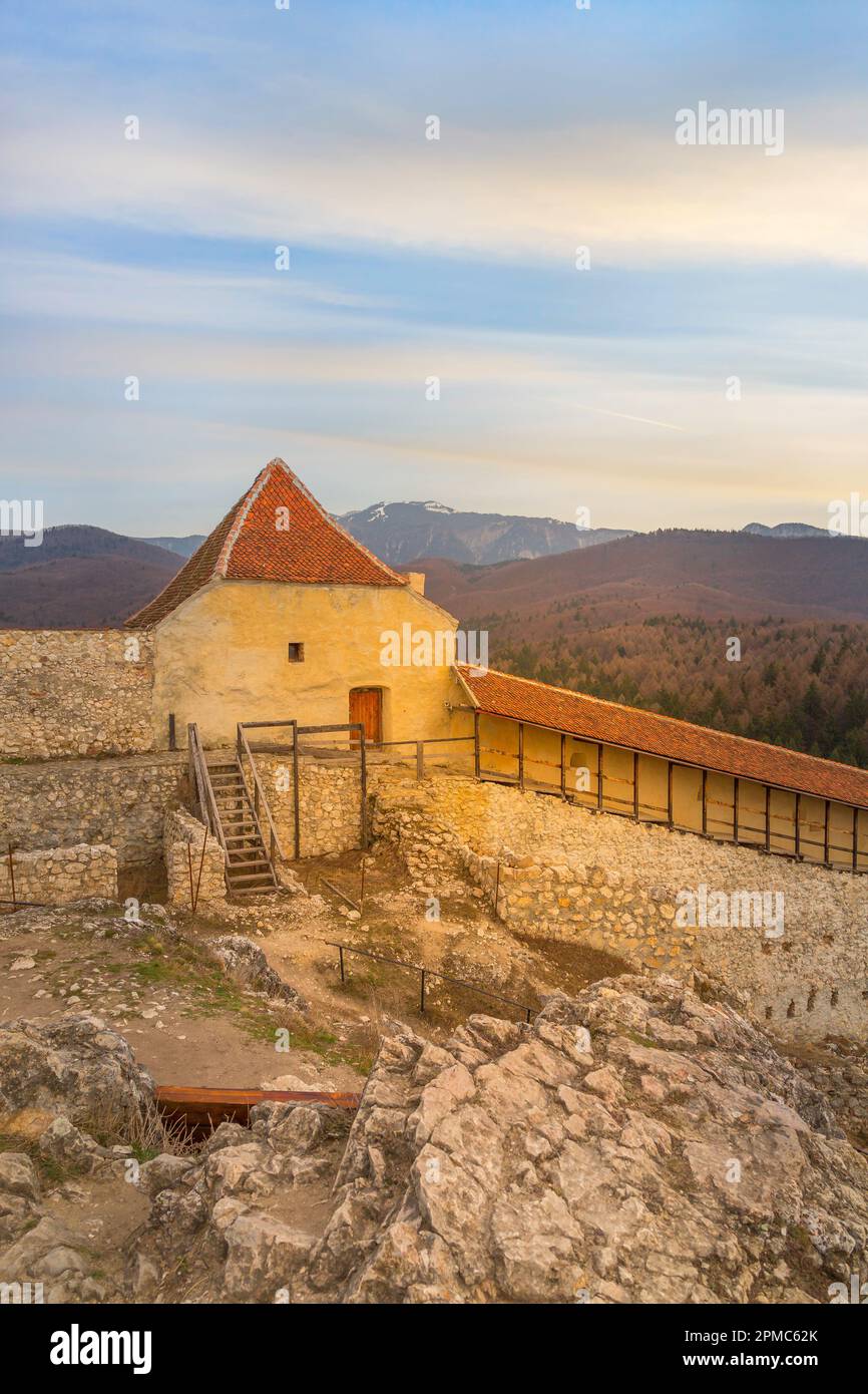 Rasnov fortaleza antigua muralla, Rumanía y el casco antiguo de la ciudad de gran ángulo de vista Foto de stock