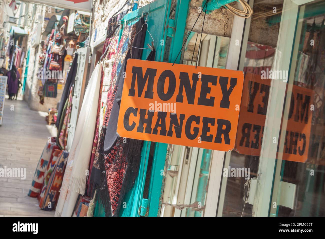Una tienda de ropa local en Palestina con instalaciones para cambiar dinero Foto de stock