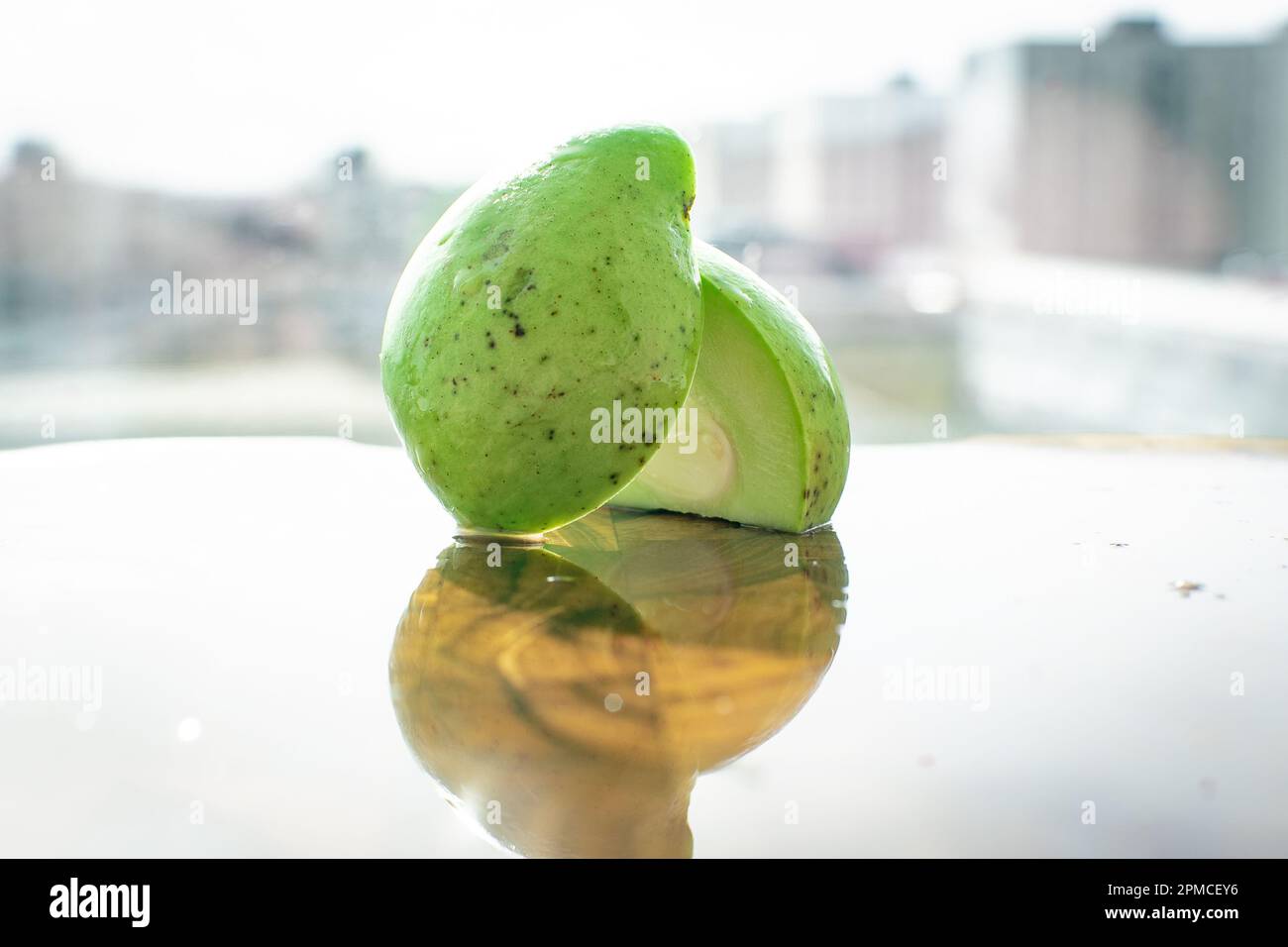 Mango verde o mango bebé es un mango pequeño redondo con un color verde  esmeralda vibrante. Utilizado para ayudar en la pérdida de peso y la salud  del hígado Fotografía de stock -