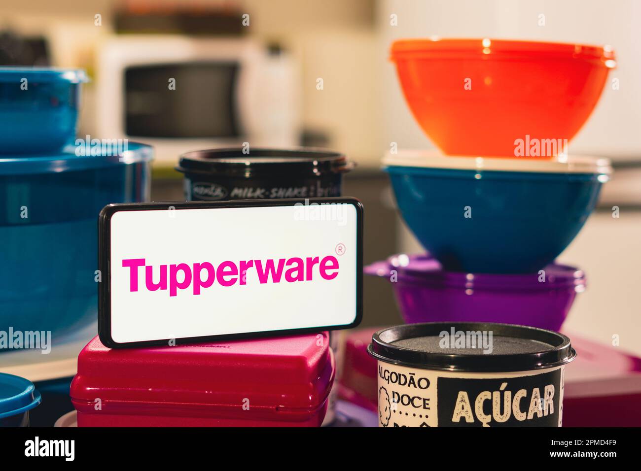 12 de abril de 2023, Brasil. En esta ilustración fotográfica, una pila de  varios productos de plástico junto a un teléfono inteligente que muestra el  logotipo de Tupperware Fotografía de stock - Alamy