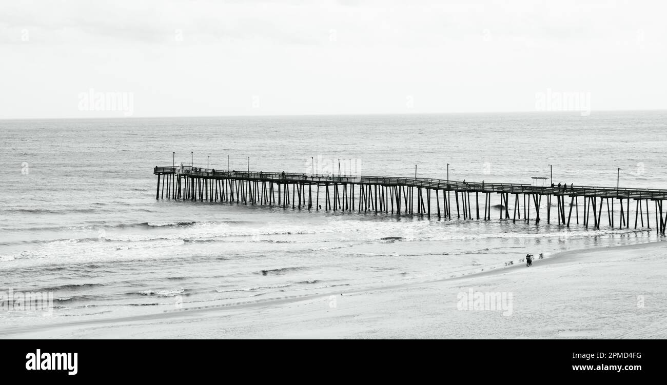 Muelle de madera que sale al océano, en Virginia Beach. Foto de stock