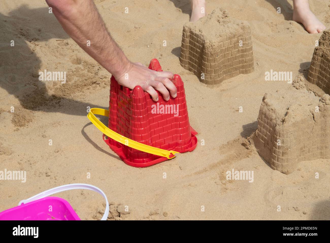 Construyendo castillos de arena en Virginia Beach en un día soleado. Foto de stock