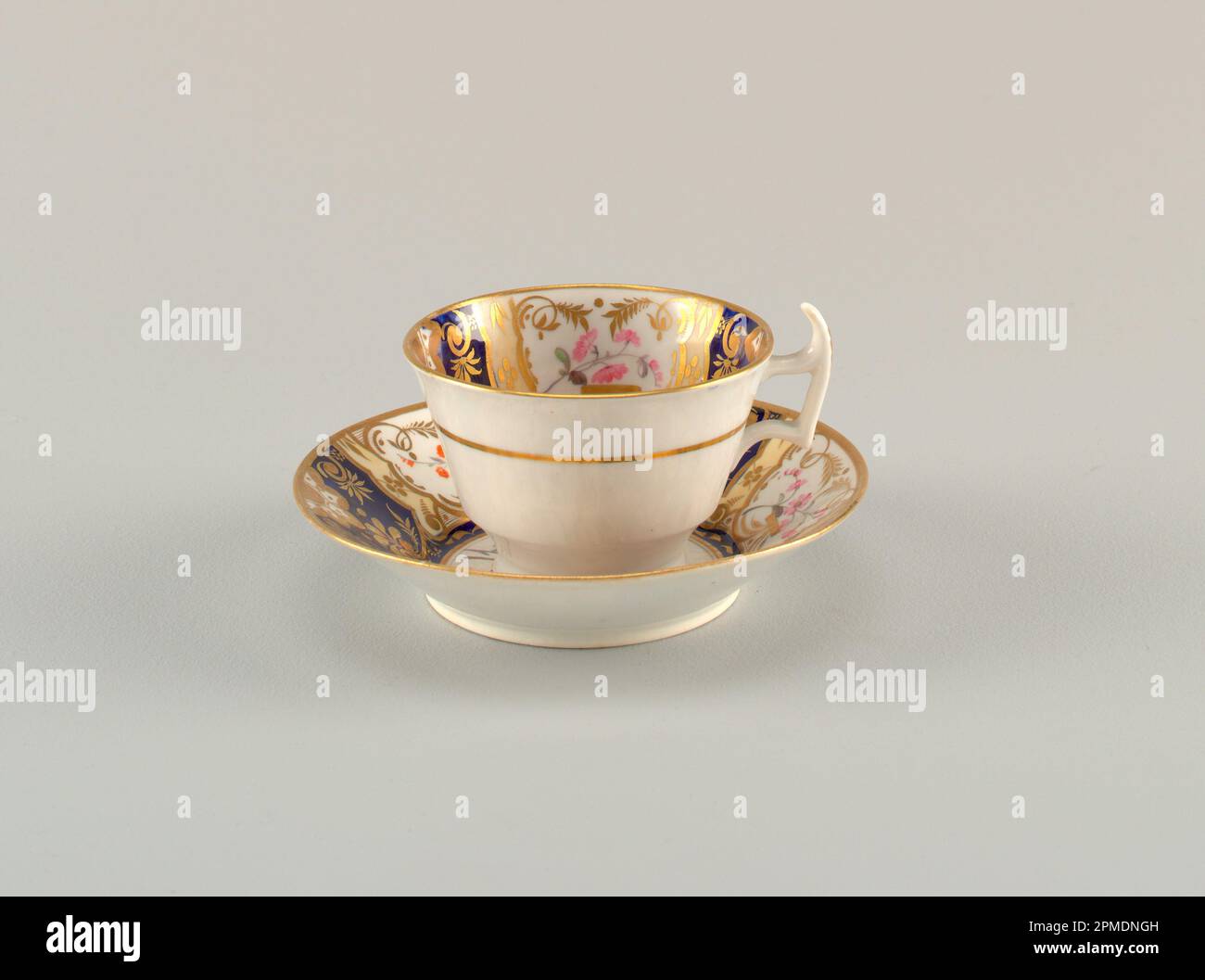 Taza y platillo; posiblemente por Spode Ceramic Works; porcelana, esmaltado y dorado; taza: 7 x 10,6 cm (2 3/4 x 4 3/16 pulg.) platillo: 14,2 x 3 cm (5 9/16 x 1 3/16 pulg.) Foto de stock
