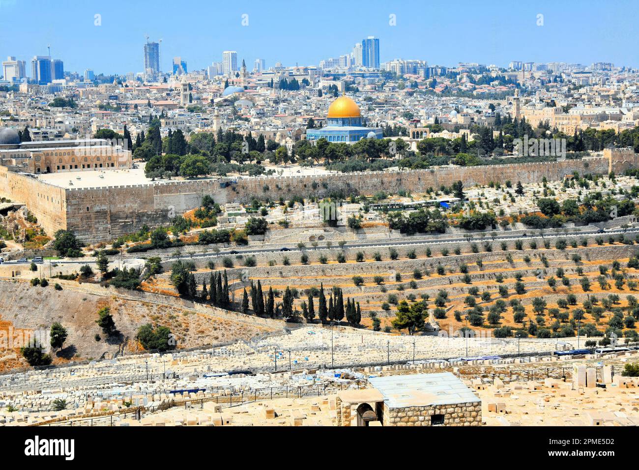 Vista de la ciudad vieja de Jerusalén, con algunos edificios de la nueva ciudad en el fondo, en un caluroso día de finales de verano. Foto de stock