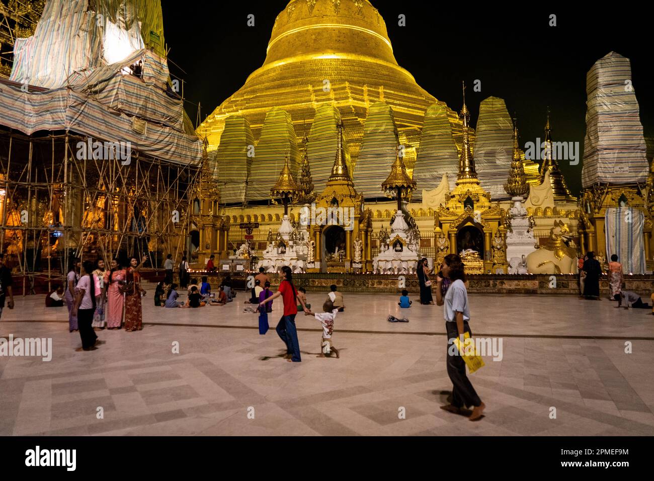 Yangon, Myanmar. 13th de abril de 2023. La gente reza en la pagoda shewdagon en Yangon antes de Thingyan, la celebración del Año Nuevo birmano, del 13 al 15 de abril. El 1 de febrero de 2021, el gobierno de la junta militar (Tatmadaw) tomó el poder mediante un golpe de estado, encarcelando al gobierno de la Liga Nacional para la Democracia (NLD), elegido democráticamente, y sumiendo al país en una crisis humanitaria en curso, descrita por muchos como una guerra civil o el crédito del levantamiento popular: Matt Hunt/Neato/Alamy Live News Foto de stock