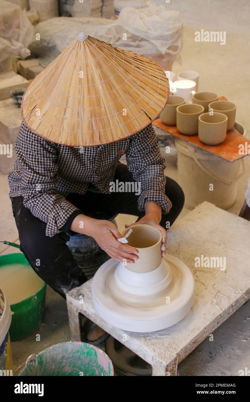 Olla de barro de cerámica vietnam fotografías e imágenes de alta resolución  - Alamy