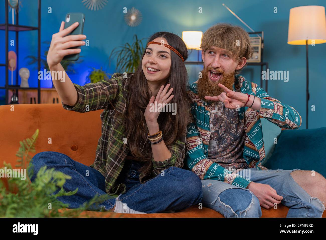 Mujer hippie del hombre de la pareja del matrimonio de la familia que toma  selfie en videoblog de las redes sociales del vlog del smartphone, que se  comunica con los seguidores que