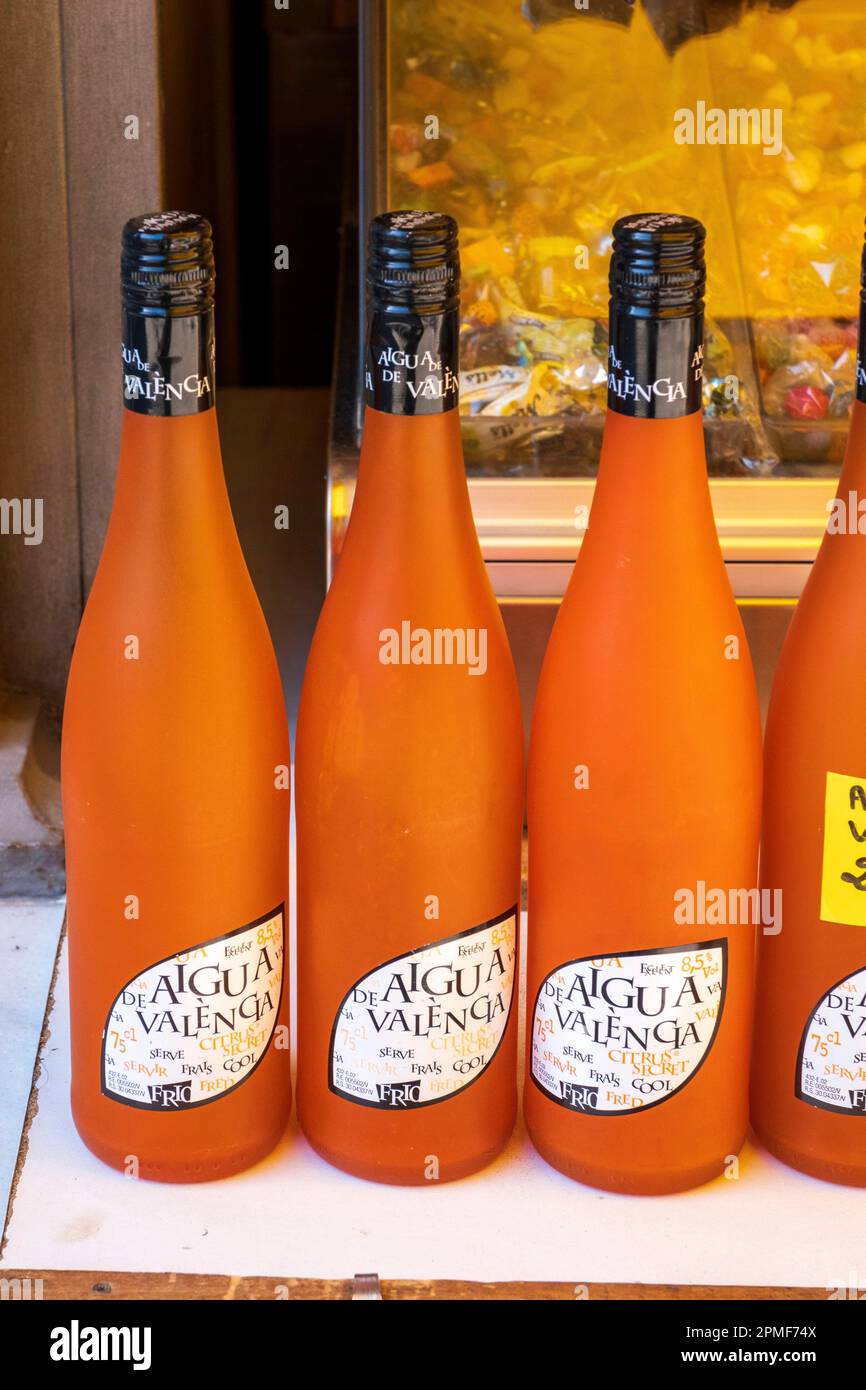 España, Valencia, Cóctel Agua de Valencia elaborado con cava (o champán),  zumo de naranja, vodka y ginebra Fotografía de stock - Alamy