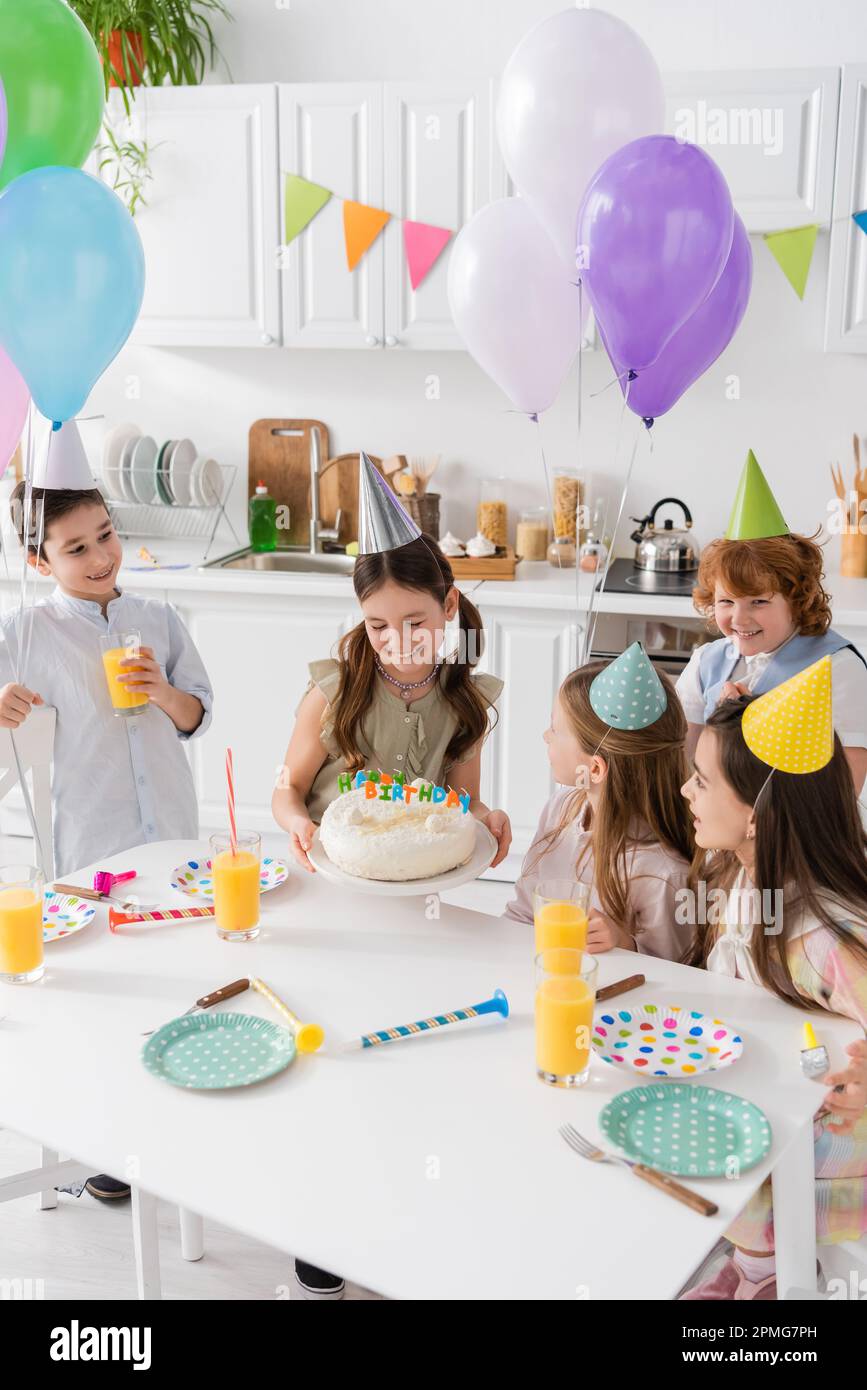 Mesa de fiesta temática de fútbol o fútbol para niños con cubiertos de  plástico y dulces. Decoración festiva para cumpleaños, fiesta de niño.  Saludos de cumpleaños Fotografía de stock - Alamy