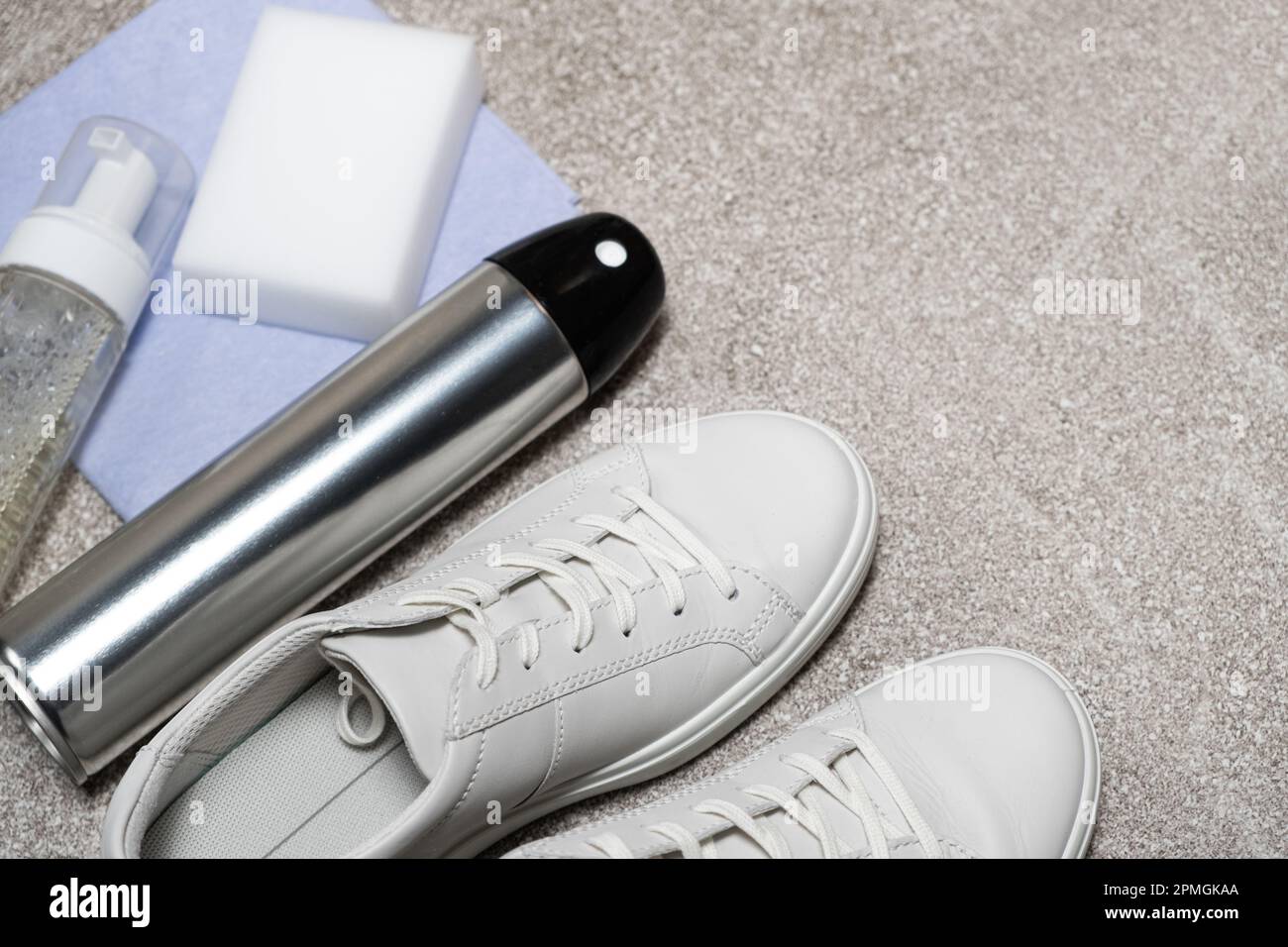 Kit de limpieza de zapatos de cuero blanco - spray repelente al agua,  espuma, trapo y esponja Fotografía de stock - Alamy