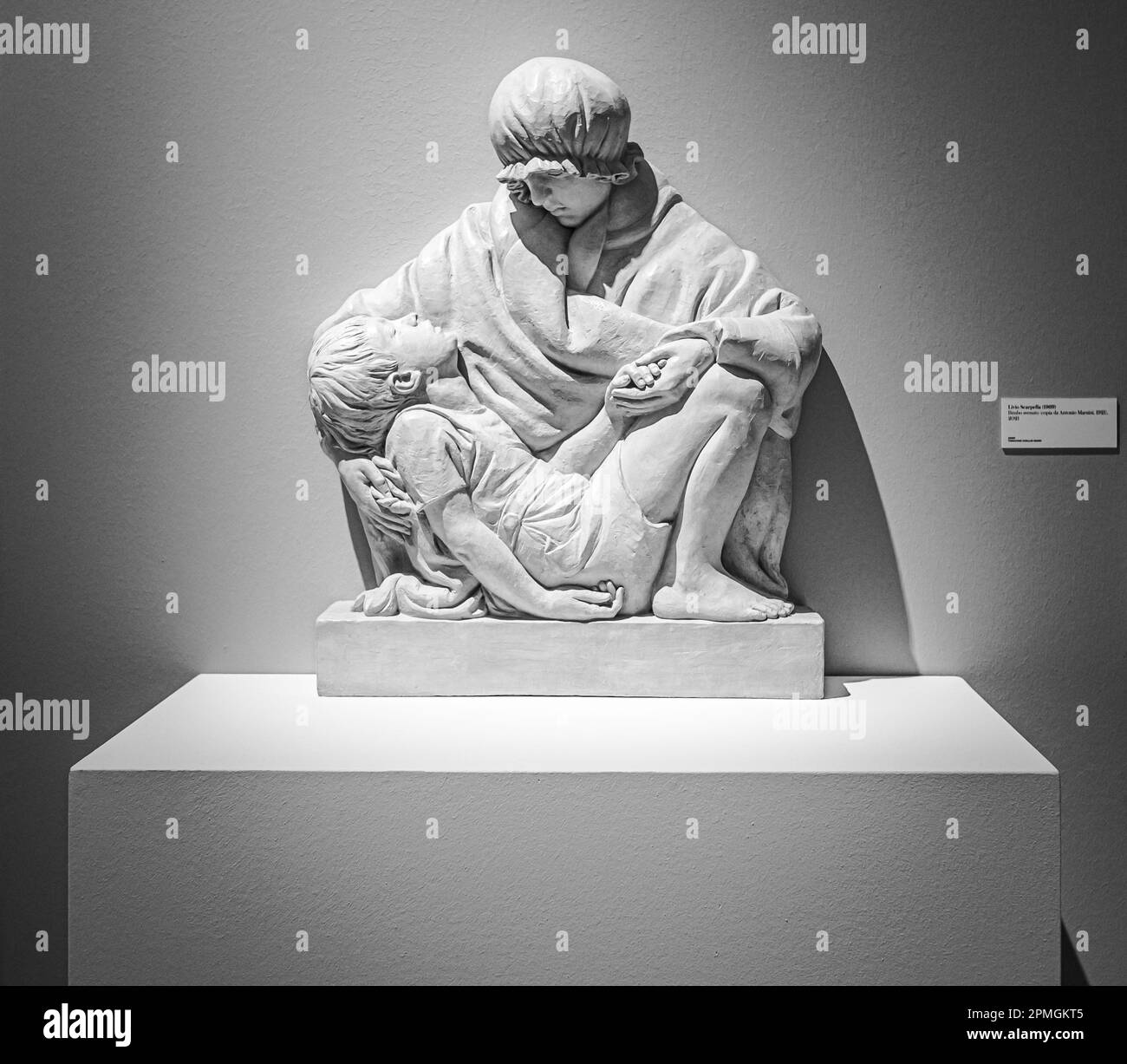 Bimbo svenuto (niño desmayado 2021) - obra artística del artista Livio Scarpella en exposición en el Museo MART-Rovereto, Trento, Italia Foto de stock