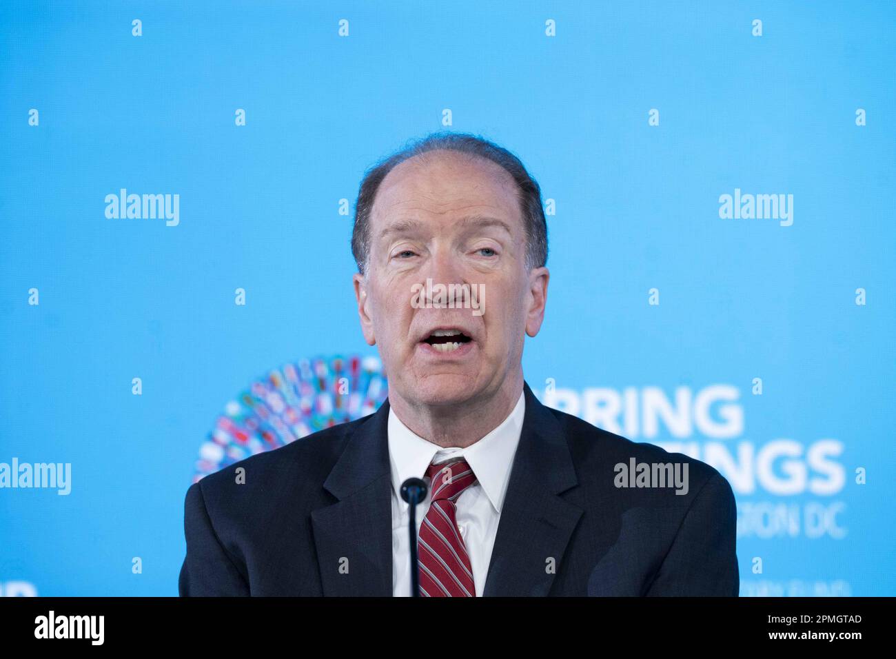 Washington, Estados Unidos. 13th de abril de 2023. El presidente del Banco Mundial, David Malpass, habla durante una conferencia de prensa durante las Reuniones de Primavera 2023 del Fondo Monetario Internacional y del Banco Mundial en la Sede del FMI en Washington, DC, el jueves 13 de abril de 2023. Foto de Bonnie Cash/UPI Crédito: UPI/Alamy Live News Foto de stock