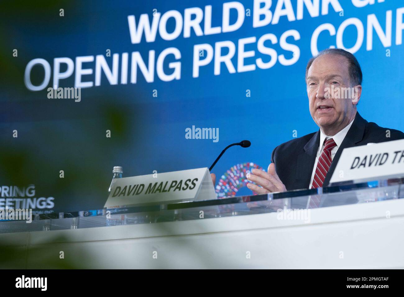 Washington, Estados Unidos. 13th de abril de 2023. El presidente del Banco Mundial, David Malpass, habla durante una conferencia de prensa durante las Reuniones de Primavera 2023 del Fondo Monetario Internacional y del Banco Mundial en la Sede del FMI en Washington, DC, el jueves 13 de abril de 2023. Foto de Bonnie Cash/UPI Crédito: UPI/Alamy Live News Foto de stock