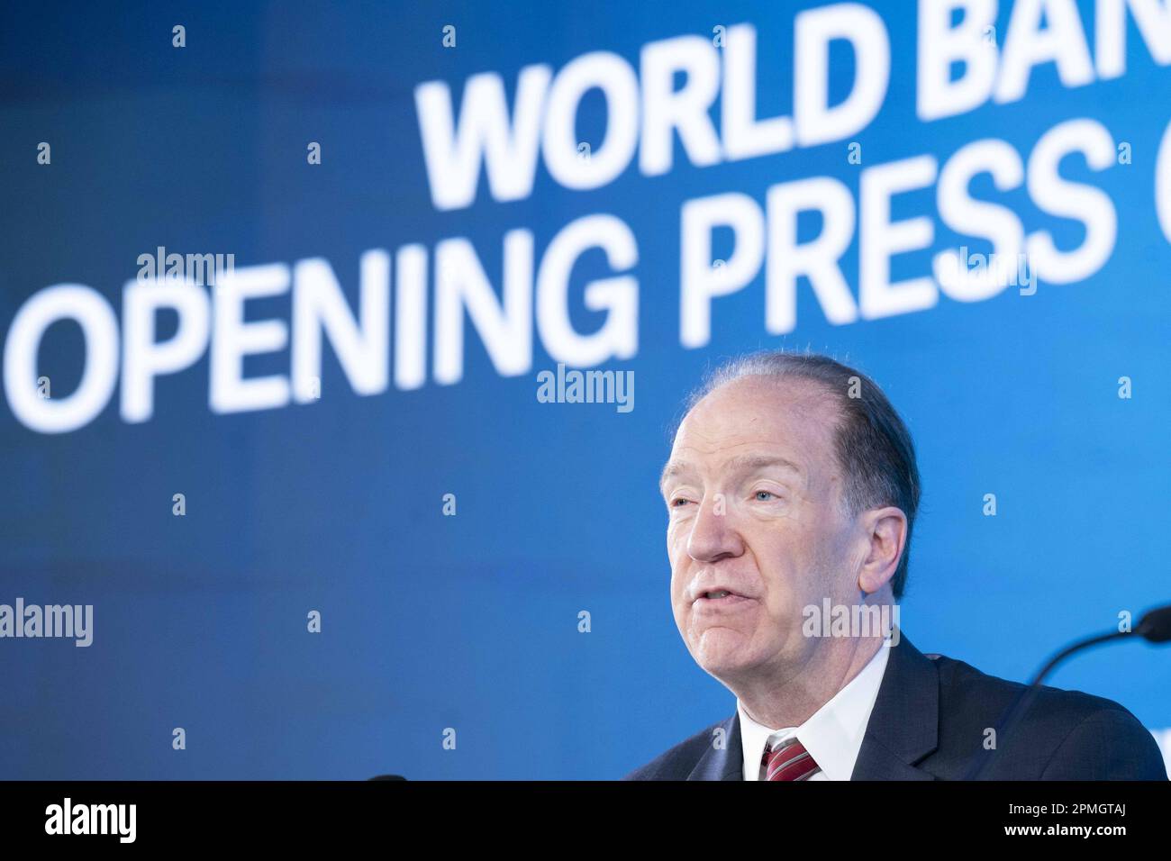 Washington, Estados Unidos. 13th de abril de 2023. El presidente del Banco Mundial, David Malpass, habla durante una conferencia de prensa durante las Reuniones de Primavera 2023 del Fondo Monetario Internacional y del Banco Mundial en la Sede del FMI en Washington, DC, el jueves 13 de abril de 2023. Foto de Bonnie Cash/UPI Crédito: UPI/Alamy Live News Foto de stock