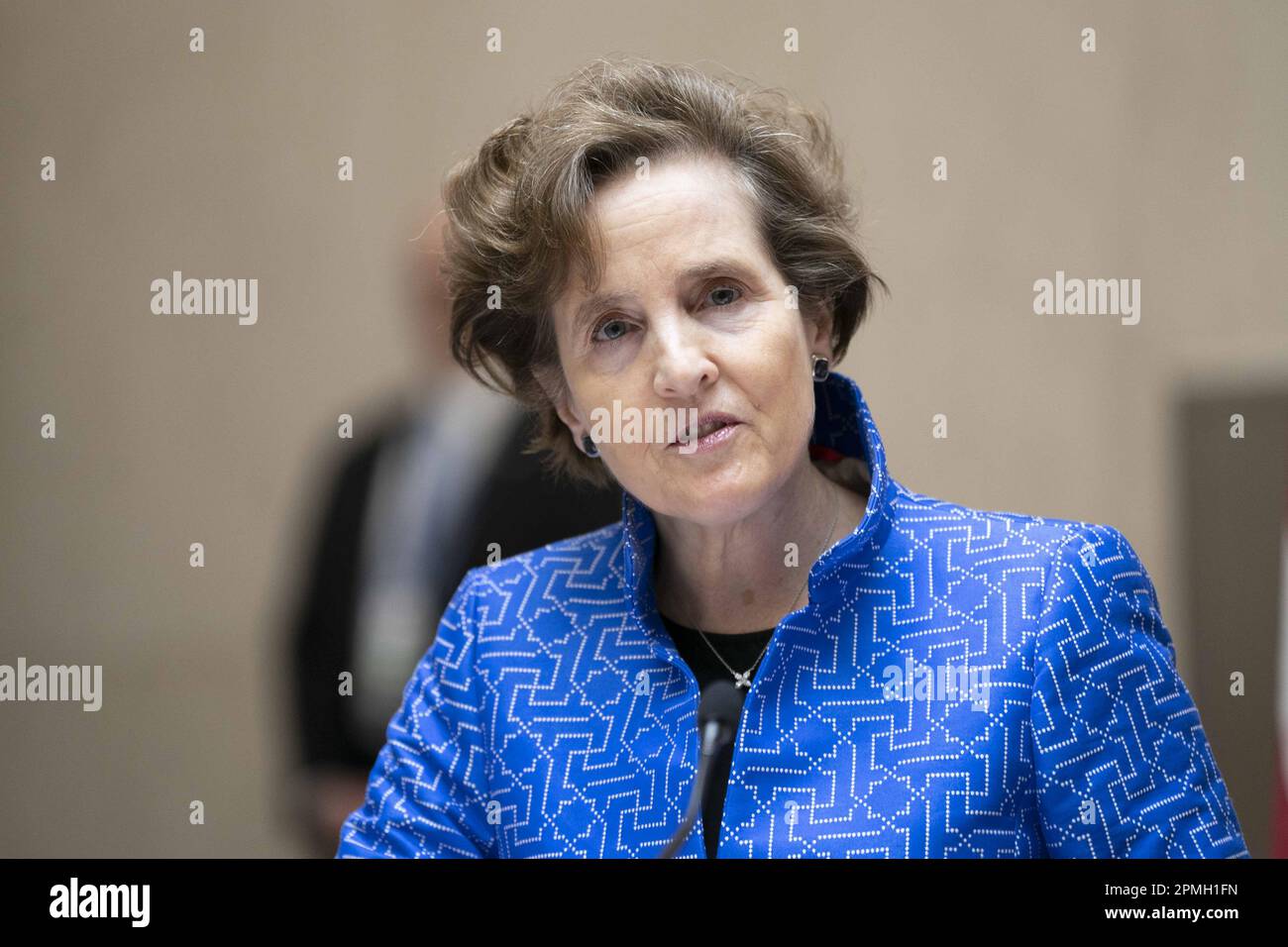 Alice Albright, directora ejecutiva de la Corporación del Desafío del Milenio, habla durante un evento para firmar una subvención de $649 millones de dólares para infraestructura y finanzas con el gobierno indonesio durante las reuniones de primavera del Banco Mundial y el Fondo Monetario Internacional 2023 en la sede del FMI en Washington, DC el miércoles 13 de abril de 2023. La subvención de cinco años entre la Corporación del Desafío del Milenio (MCC) del gobierno de Estados Unidos y el gobierno indonesio planea apoyar el crecimiento económico de Indonesia y la infraestructura resistente al clima. Foto de Bonnie Cash/UPI Foto de stock