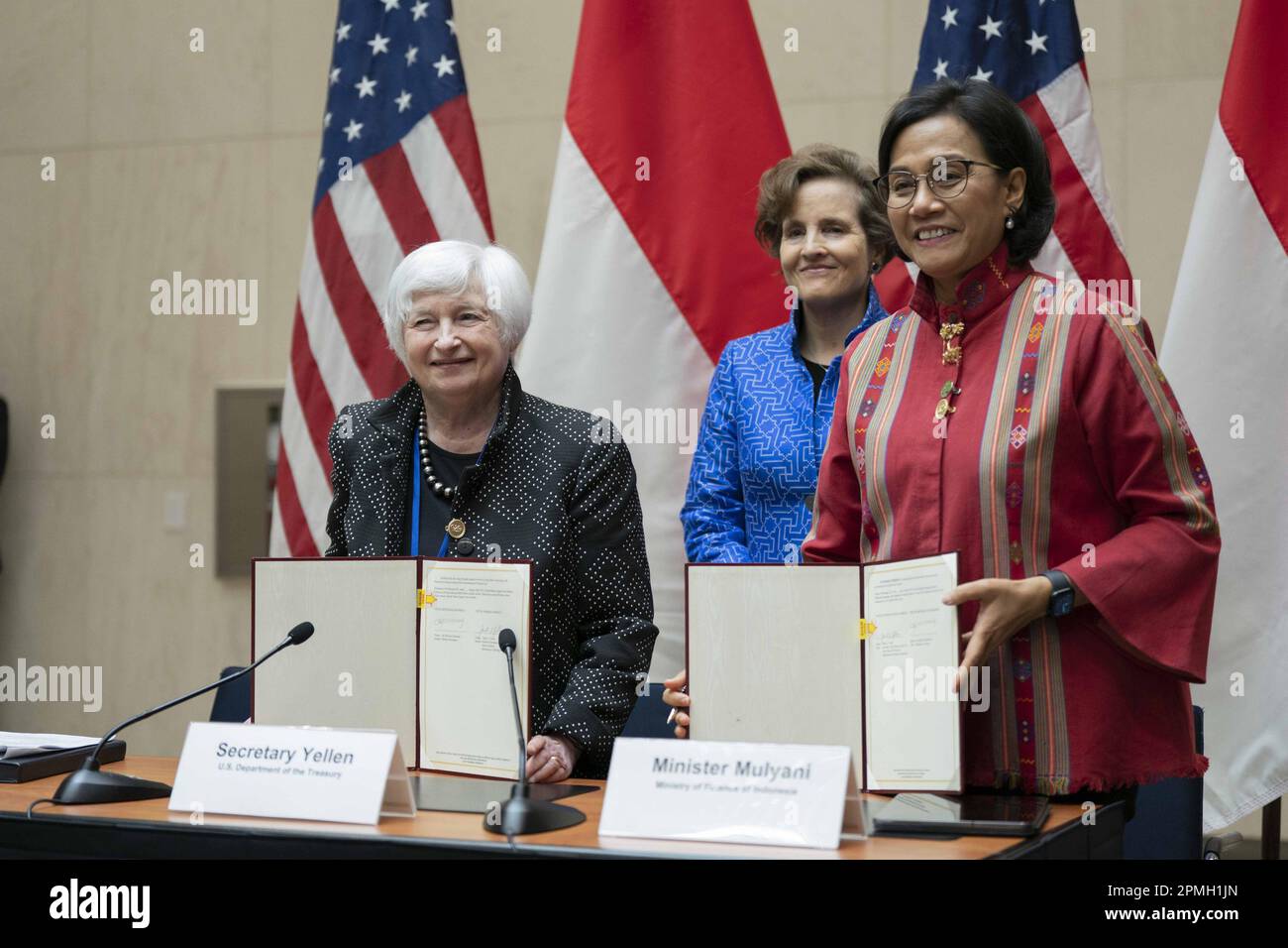 La Secretaria del Tesoro, Janet Yellen, y el Ministro de Finanzas de Indonesia, Sri Mulyani, realizaron una Subvención de Infraestructura y Finanzas de $649 millones de dólares con el gobierno indonesio durante las Reuniones de Primavera del Banco Mundial y el Fondo Monetario Internacional de 2023 en la Sede del FMI en Washington, DC, el miércoles 13 de abril de 2023. La subvención de cinco años entre la Corporación del Desafío del Milenio (MCC) del gobierno de Estados Unidos y el gobierno indonesio planea apoyar el crecimiento económico de Indonesia y la infraestructura resistente al clima. Foto de Bonnie Cash/UPI Foto de stock