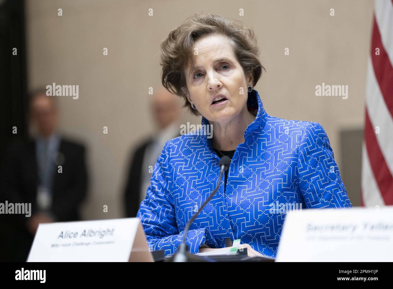 Alice Albright, directora ejecutiva de la Corporación del Desafío del Milenio, habla durante un evento para firmar una subvención de $649 millones de dólares para infraestructura y finanzas con el gobierno indonesio durante las reuniones de primavera del Banco Mundial y el Fondo Monetario Internacional 2023 en la sede del FMI en Washington, DC el miércoles 13 de abril de 2023. La subvención de cinco años entre la Corporación del Desafío del Milenio (MCC) del gobierno de Estados Unidos y el gobierno indonesio planea apoyar el crecimiento económico de Indonesia y la infraestructura resistente al clima. Foto de Bonnie Cash/UPI Foto de stock