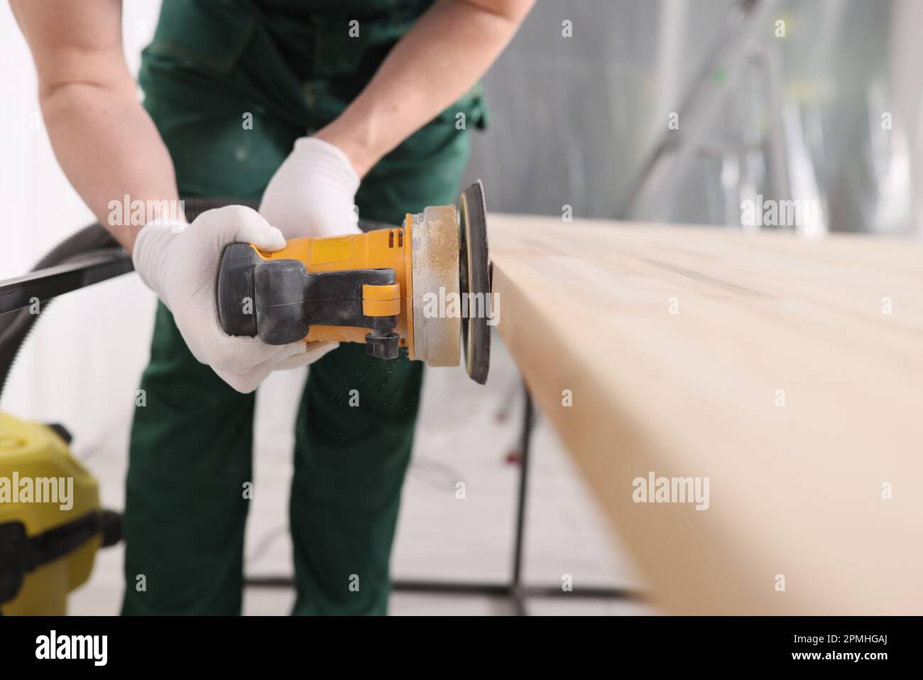Carpenter procesa mesa de madera con máquina amoladora Fotografía de stock  - Alamy
